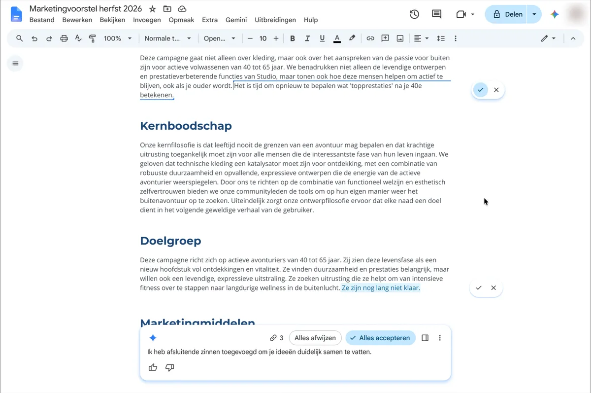 A Google Docs document with the Gemini bar at the bottom: changes suggested by Gemini are highlighted in the text with accept and reject buttons next to them, and the bar has "reject all" and "accept all" (Dutch interface)