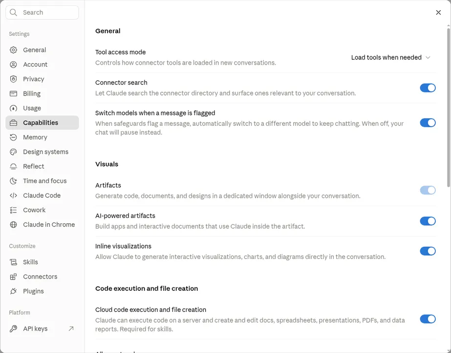 Claude nustatymų langas, skiltis Capabilities: jungikliai Artifacts, AI-powered artifacts, Inline visualizations ir Cloud code execution and file creation, kairėje – meniu su Skills ir Connectors