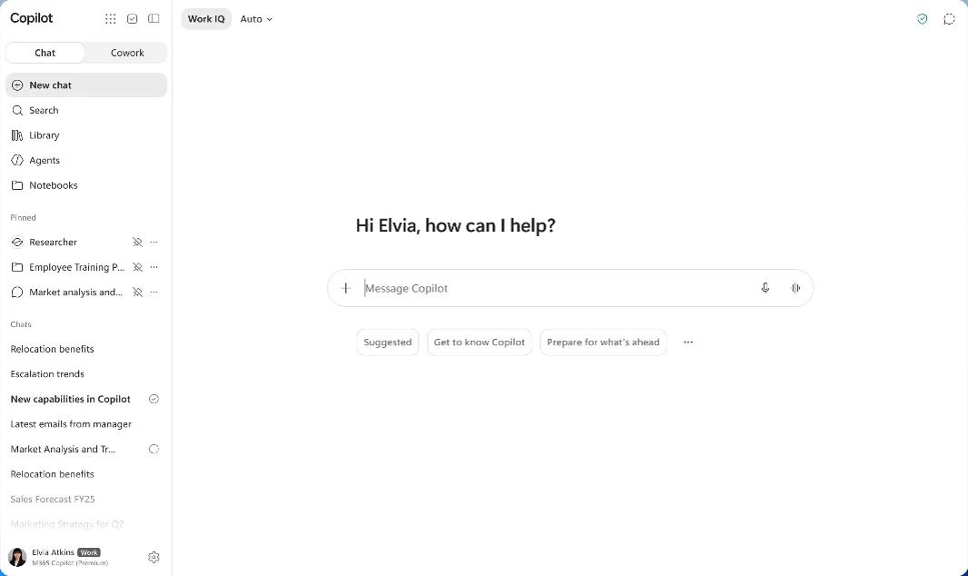 Microsoft Copilot programėlė kompiuteryje: kairėje meniu su New chat, Search, Library, Agents ir pokalbių sąrašu, centre laukelis „Message Copilot“ su mygtuku +, apačioje kairėje – paskyra su žyma „Work“