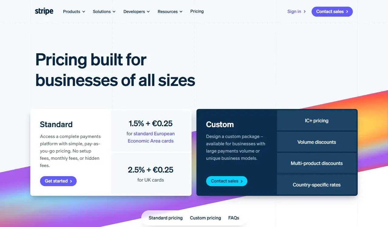 Stripe kainų puslapis: Standard planas – 1,5 % + 0,25 € standartinėms EEE kortelėms ir 2,5 % + 0,25 € JK kortelėms, be mėnesio mokesčio